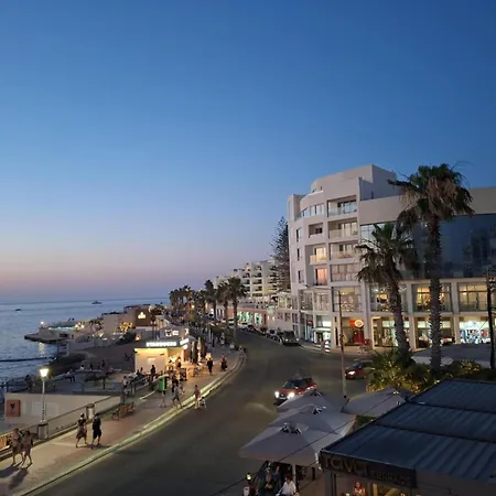 Spacious Bugibba Seafront 3br Free Parking Free Wifi Vakantiehuis *