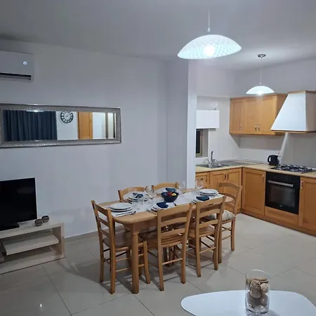 Spacious Bugibba Seafront 3br Free Parking Free Wifi Vakantiehuis *